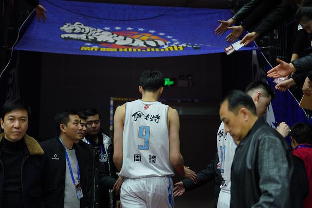 新疆广汇迎NBA常规赛关键赛；今晨篮板制胜；引发热议；更衣室氛围转暖(新疆广汇男篮最新名单)