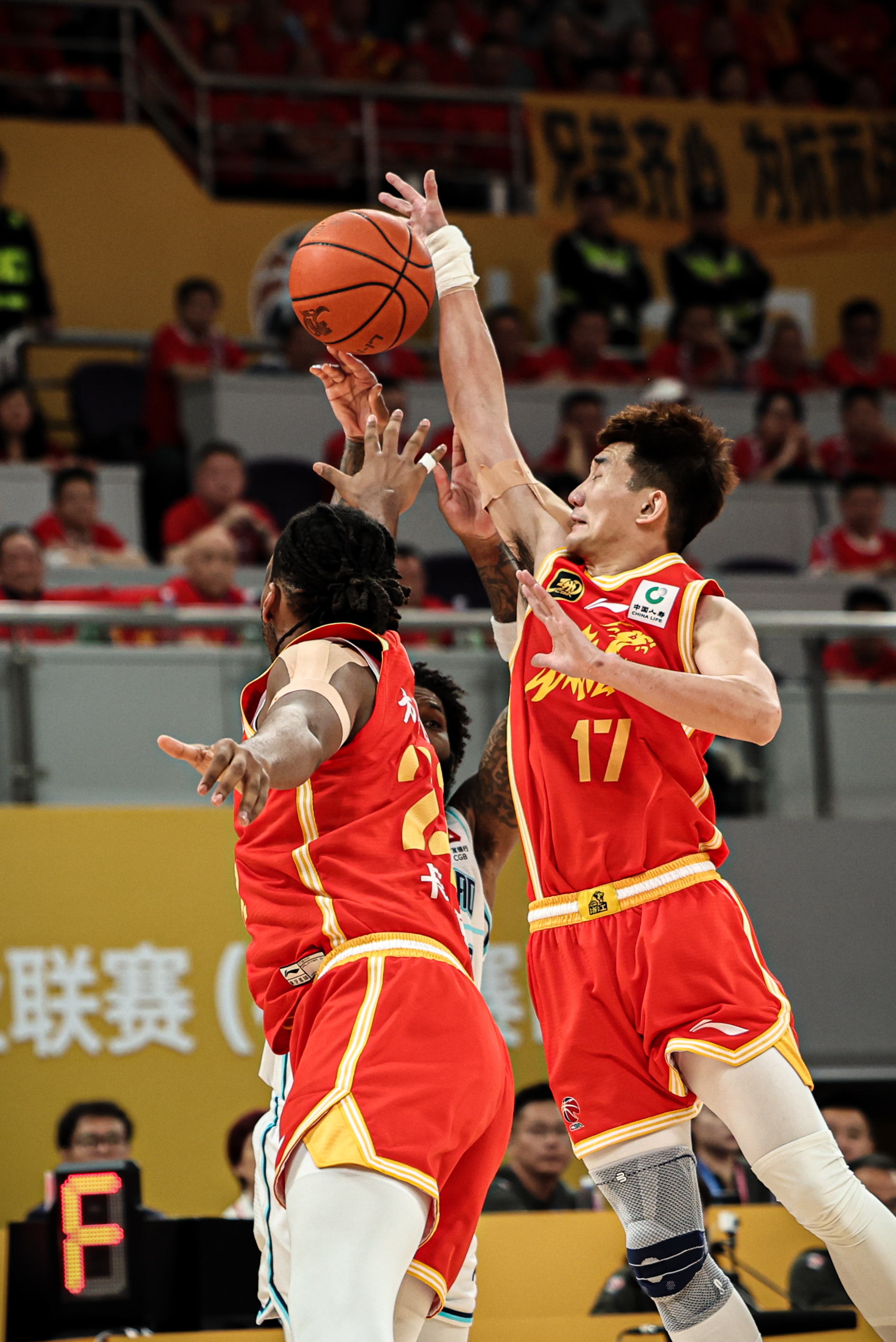 包含赛前突围战来临，山东泰山围绕CBA常规赛门线救险，悬念犹存，纪律约束更严格的词条