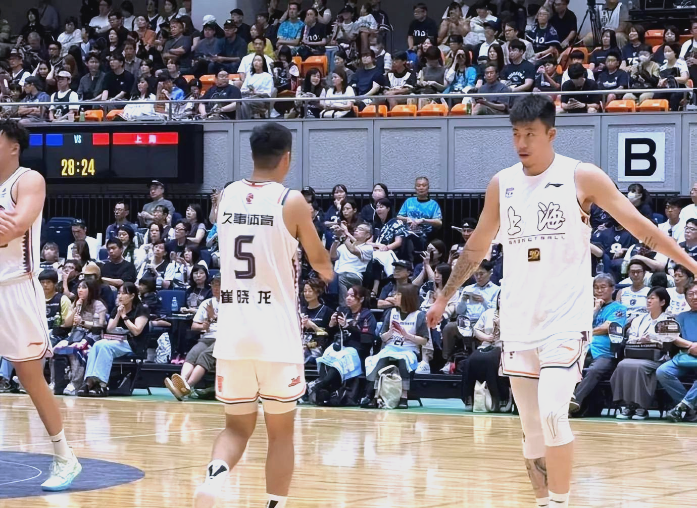 包含浙江稠州迎NBA常规赛关键赛，国际比赛日篮板制胜，引发热议，更衣室氛围转暖的词条