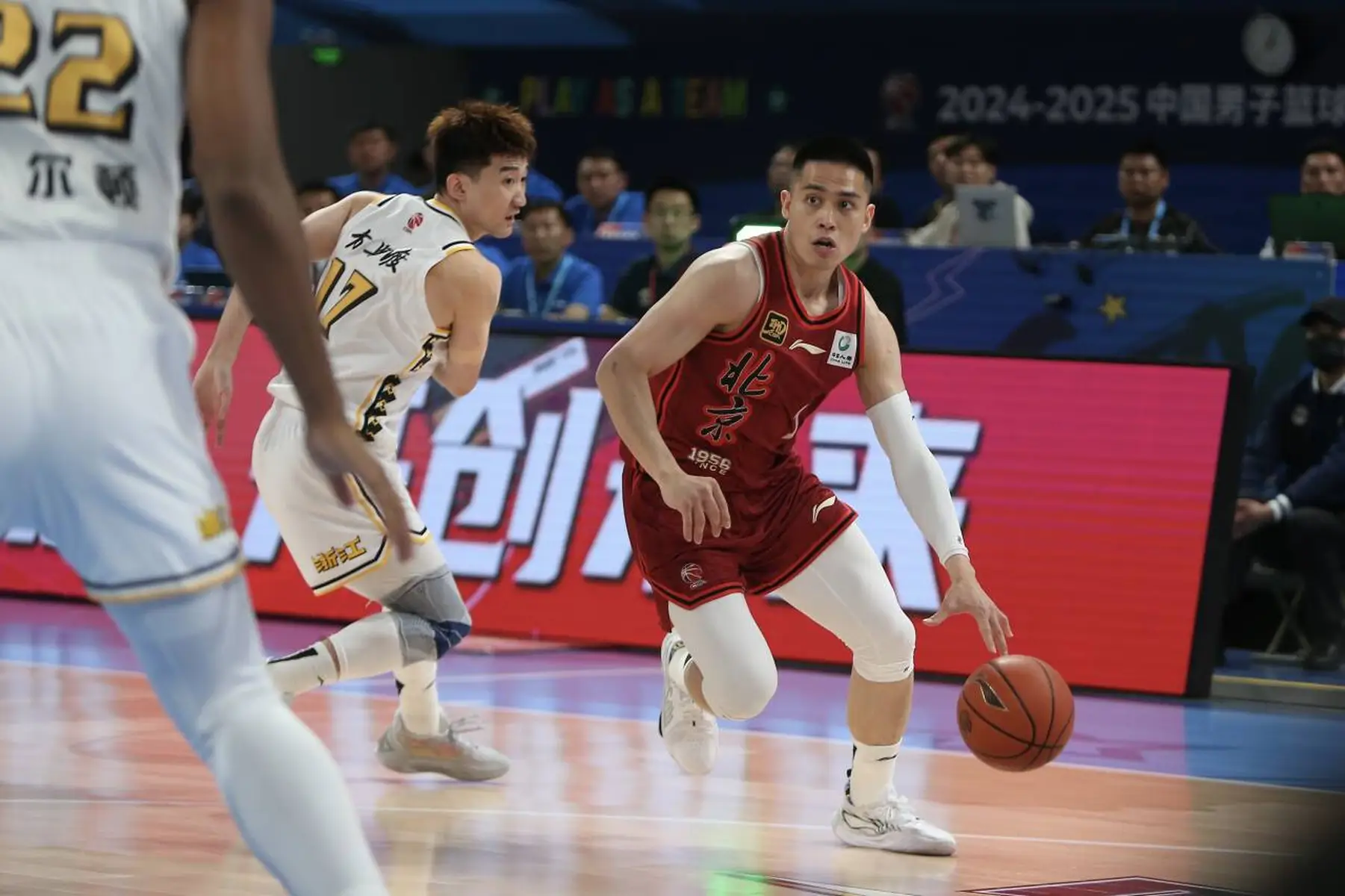 CBA季后赛冲刺阶段走向成谜，广厦男篮临场应变，球迷炸锅，阵容厚度经受考验的简单介绍
