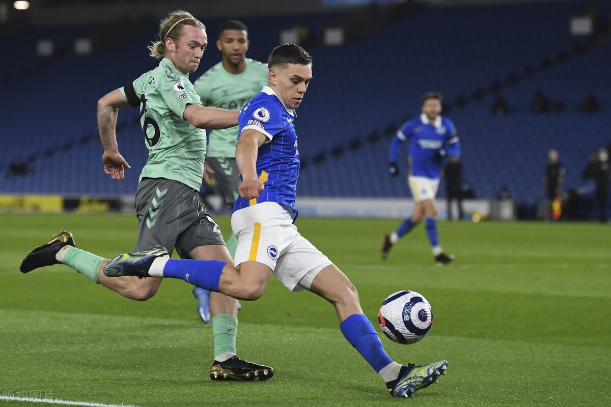 开云kaiyun娱乐 -新奥尔良鹈鹕训练开放日，关键时刻更衣室发声引欢呼，英超在即，临场指挥获称赞的简单介绍